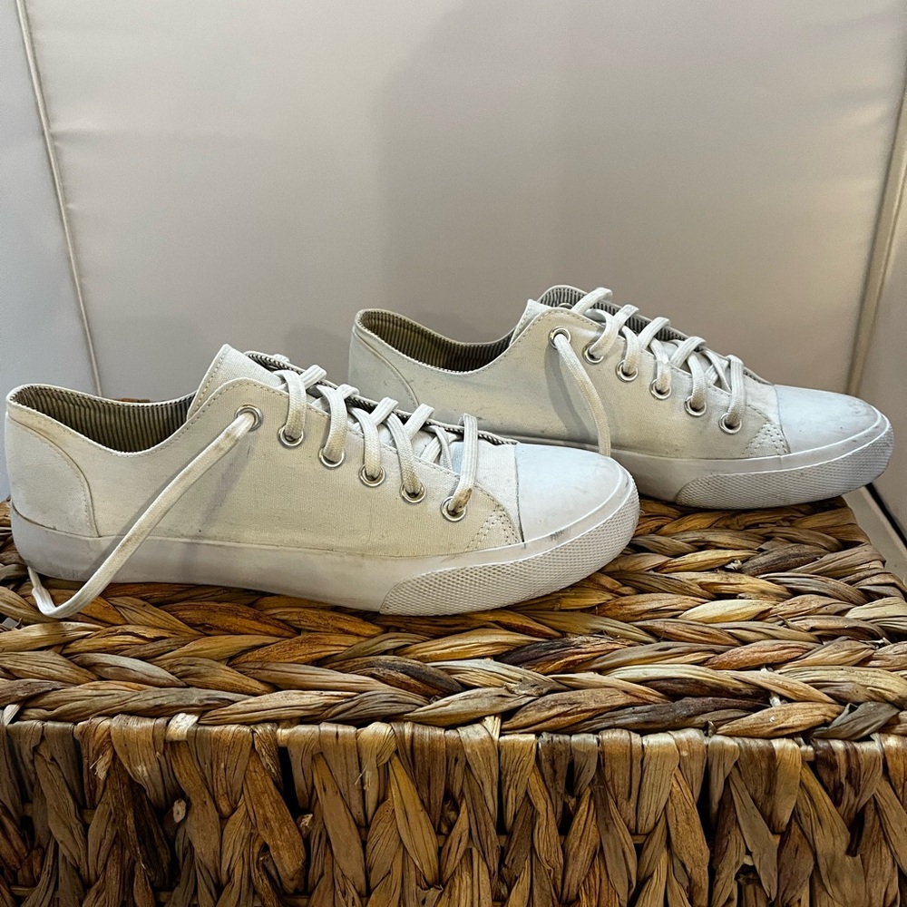 Mossimo Supply Company White Sneakers excellent condition Sz 7